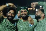 مدافع فريق بيراميدز يتزين بواقي الرأس خلال التدريبات