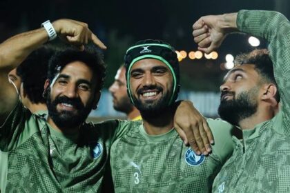 مدافع فريق بيراميدز يتزين بواقي الرأس خلال التدريبات