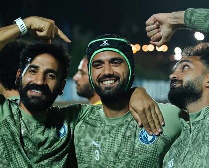 مدافع فريق بيراميدز يتزين بواقي الرأس خلال التدريبات