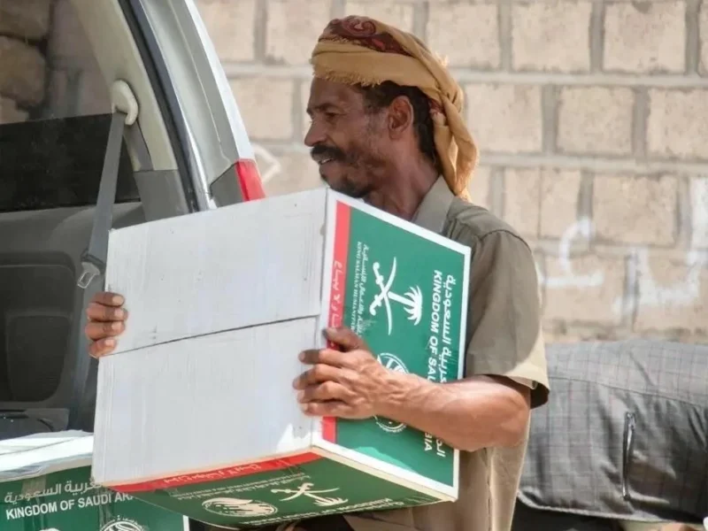توزيع 3,000 سلة غذائية من «سلمان للإغاثة» في مديريتي عتق والصعيد بشبوة
