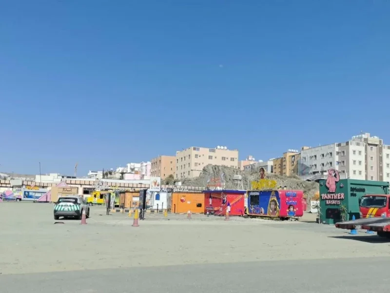 أمانة عسير تقوم بإزالة ونقل 92 كشكاً وعربة أطعمة إلى مواقع مجهزة