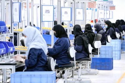 خبير موارد يؤكد لـ«عكاظ»: إلزام العامل بالبقاء خلال فترة الراحة يعتبر انتهاكاً قانونياً