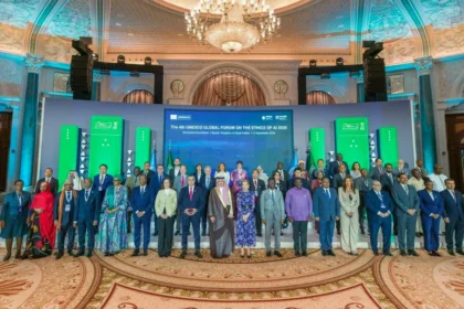 دعوات سعودية بالتعاون مع «اليونسكو» و«آيكير» لتعزيز تطوير الذكاء الاصطناعي على المستوى الدولي