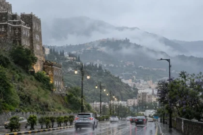 الأرصاد الجوية تحذر من أمطار رعدية وسيول محتملة في 5 مناطق بالمملكة