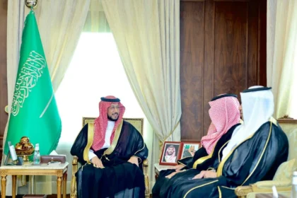 نائب أمير عسير يجتمع مع مدير عام فرع «الموارد البشرية»