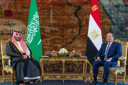 ولي العهد والرئيس المصري يجتمعان في لقاء ثنائي ويجريان مباحثات موسعة