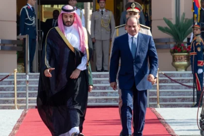 ولي العهد يختتم زيارته للقاهرة بحضور الرئيس المصري في وداعه