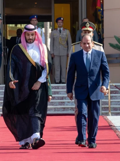 ولي العهد يختتم زيارته للقاهرة بحضور الرئيس المصري في وداعه