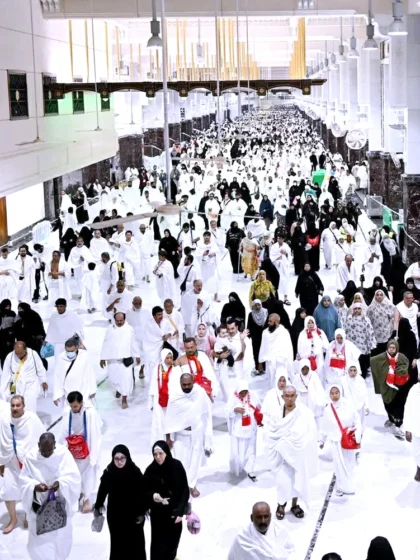 صورة الكعبة تتغير أمام المعتمرين مع اختراق صاروخ للأجواء في مشهد انذاري!