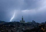 أجواء عاصفة: رياح قوية وصواعق رعدية تضرب مكة والجموم