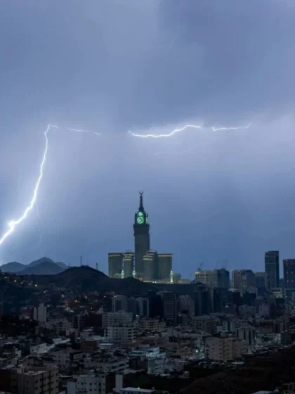 أجواء عاصفة: رياح قوية وصواعق رعدية تضرب مكة والجموم