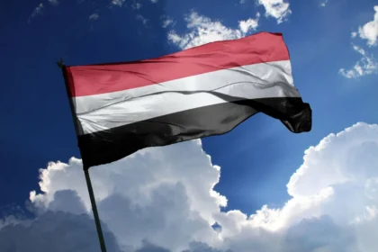 الحكومة اليمنية تعبر عن إدانتها لمحاولة الحوثيين استهداف مكة وتعلن تأييدها لإجراءات التحالف
