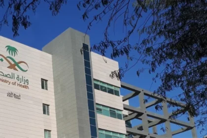 تحقيقات جارية مع طبيب وافد قام بتصوير مستفيدين وانتهاك خصوصيتهم وفقاً لوزارة الصحة