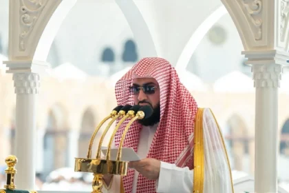 خطيبا الحرمين يؤكدان أن استهداف مكة والمدينة جريمة ت jeopardizes أمن الأمة ويشددان على أهمية حمايتهما