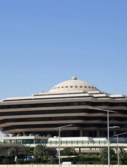 غرامة 100، 000 ريال للمنشآت التي توظف وافدين مخالفين لأنظمة وزارة الداخلية