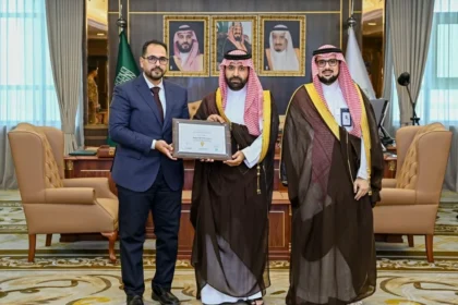 أمير جازان يستلم شهادة انضمام مرصد المنطقة إلى شبكة المراصد الحضرية العالمية