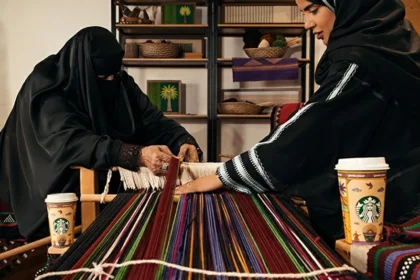 ستاربكس تحتفل باليوم الوطني السعودي بإطلاق كوب حصري وتجربة فنية مستوحاة من التراث السعودي