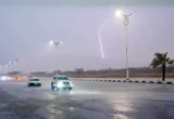 «الأرصاد» تحذر من تصاعد الصواعق وتدفق السيول ورياح نشطة في ثلاث مناطق