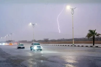 «الأرصاد» تحذر من تصاعد الصواعق وتدفق السيول ورياح نشطة في ثلاث مناطق