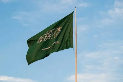 علم السعودية يرفرف بفخر فوق أعلى سارية في مكة بمناسبة يوم الوطن