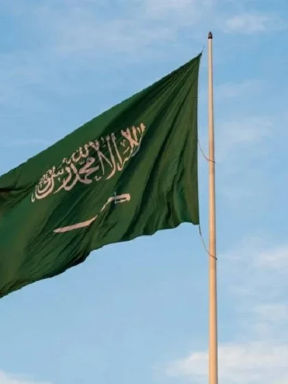 علم السعودية يرفرف بفخر فوق أعلى سارية في مكة بمناسبة يوم الوطن