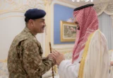وزير الدفاع وقائد الجيش الباكستاني يناقشان الاعتداءات الآثمة على مكة في اجتماع هام