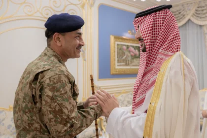 وزير الدفاع وقائد الجيش الباكستاني يناقشان الاعتداءات الآثمة على مكة في اجتماع هام