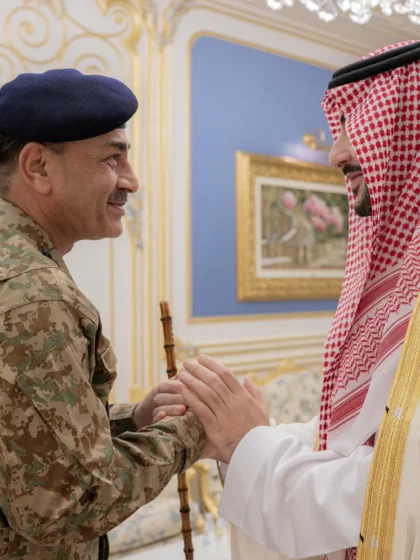 وزير الدفاع وقائد الجيش الباكستاني يناقشان الاعتداءات الآثمة على مكة في اجتماع هام