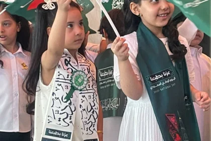 طلاب وطالبات السعودية يحتفلون باليوم الوطني مع بدء العام الدراسي الجديد