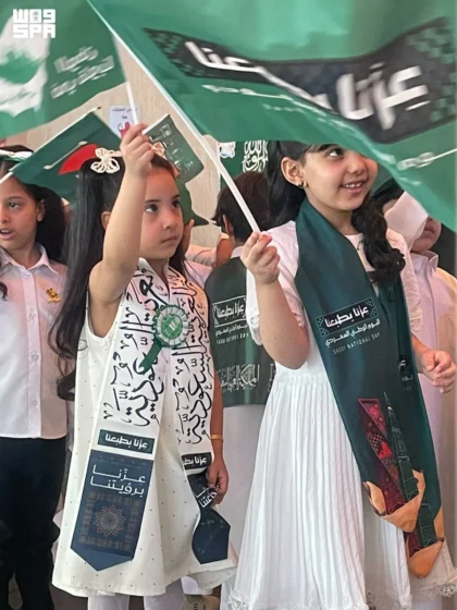 طلاب وطالبات السعودية يحتفلون باليوم الوطني مع بدء العام الدراسي الجديد