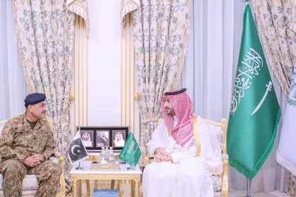 وزير الدفاع وقائد الجيش الباكستاني عازمان على الاستمرار في التصدي للاعتداءات بحسب «اتفاقية مكة»