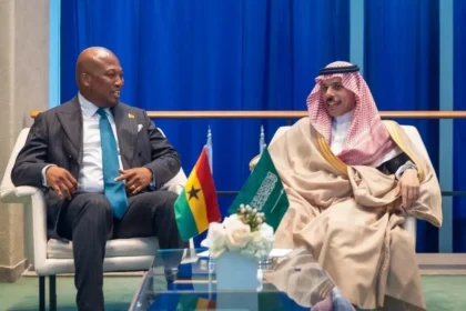 وزير الخارجية يناقش مع نظيره الغاني سبل تعزيز العلاقات الثنائية