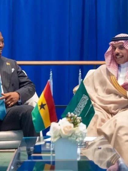 وزير الخارجية يناقش مع نظيره الغاني سبل تعزيز العلاقات الثنائية