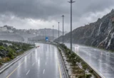 تحذيرات من “الأرصاد” بشأن أمطار رعدية غزيرة وسيول في عدة مناطق بالمملكة اليوم