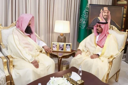 نائب أمير نجران يجتمع مع مدير فرع هيئة الأمر بالمعروف في المنطقة