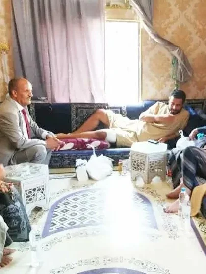 وكيل تعز يقوم بزيارة جرحى القوات المسلحة ويثني على صمودهم وتضحياتهم