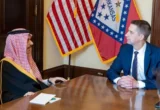 وزير الخارجية يلتقي رئيس «استخبارات الشيوخ الأمريكي» لمناقشة التطورات السياسية والأمنية