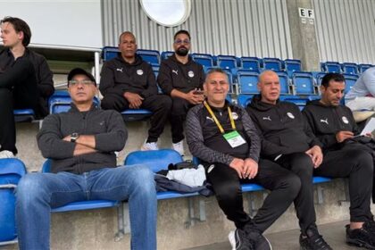 متابعة جهاز منتخب الناشئين ورئيس البعثة لمباراة كولومبيا وإنجلترا من المدرجات