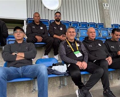 متابعة جهاز منتخب الناشئين ورئيس البعثة لمباراة كولومبيا وإنجلترا من المدرجات