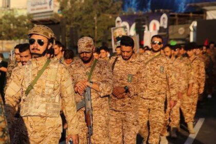 مشاركة مئات الآلاف في مسيرة الفدائيين بإيران