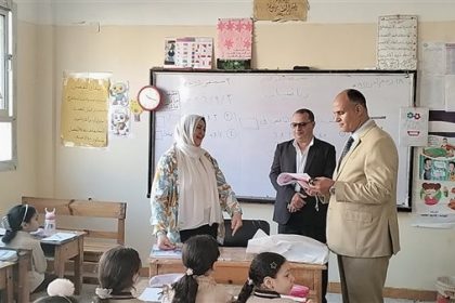 مدير تعليم الدقهلية يقوم بزيارة فصول مدارس شرق المنصورة لمتابعة سير الدراسة