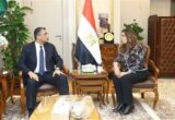 بحث وزيرة التنمية المحلية والبيئة ومحافظ البحر الأحمر سبل تطوير الخدمات وتعزيز الهوية السياحية بالمحافظة