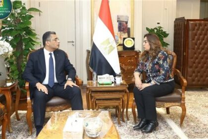بحث وزيرة التنمية المحلية والبيئة ومحافظ البحر الأحمر سبل تطوير الخدمات وتعزيز الهوية السياحية بالمحافظة