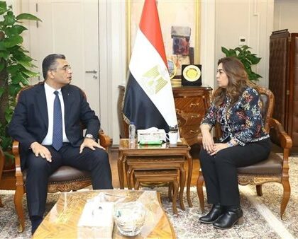 بحث وزيرة التنمية المحلية والبيئة ومحافظ البحر الأحمر سبل تطوير الخدمات وتعزيز الهوية السياحية بالمحافظة