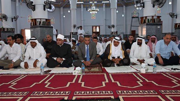 محافظ جنوب سيناء يشارك الأهالي في أداء صلاة الجمعة بمسجد الصديق في نويبع