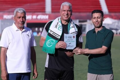 الاتحاد المصراتي يمنح وائل جمعة درعاً وعلم النادي