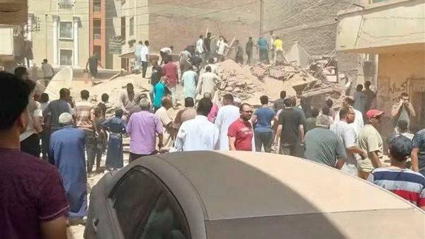 إنقاذ ناجين من تحت أنقاض عقار المنيا المنهار وسط استغاثات محتجزة