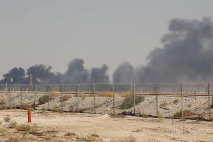 الحدوث يعلنون تنفيذ هجمات بالصواريخ والمسيّرات على أرامكو في ينبع وقاعدة خميس مشيط