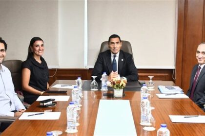 وزير الشباب يبحث مع رئيس الاتحاد المصري للإسكواش استعدادات الأولمبياد المقبلة