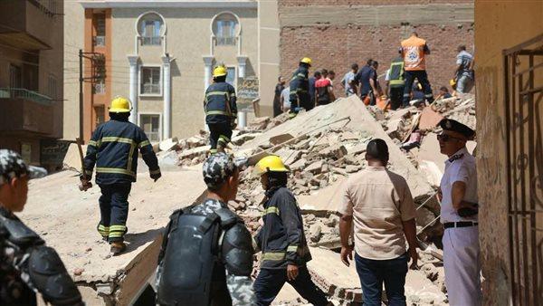 إنقاذ فرد من تحت أنقاض عقار منهار في المنيا مع استمرار جهود الحماية المدنية